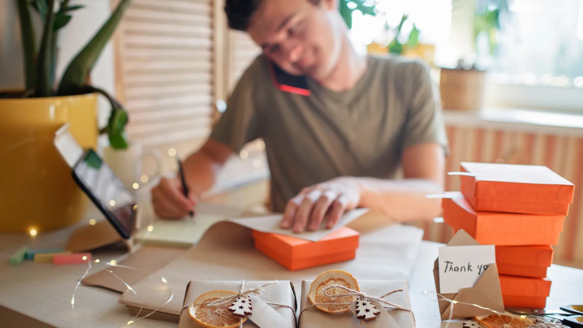 Entrepreneur préparant des commandes et des paquets cadeaux pendant les fêtes
